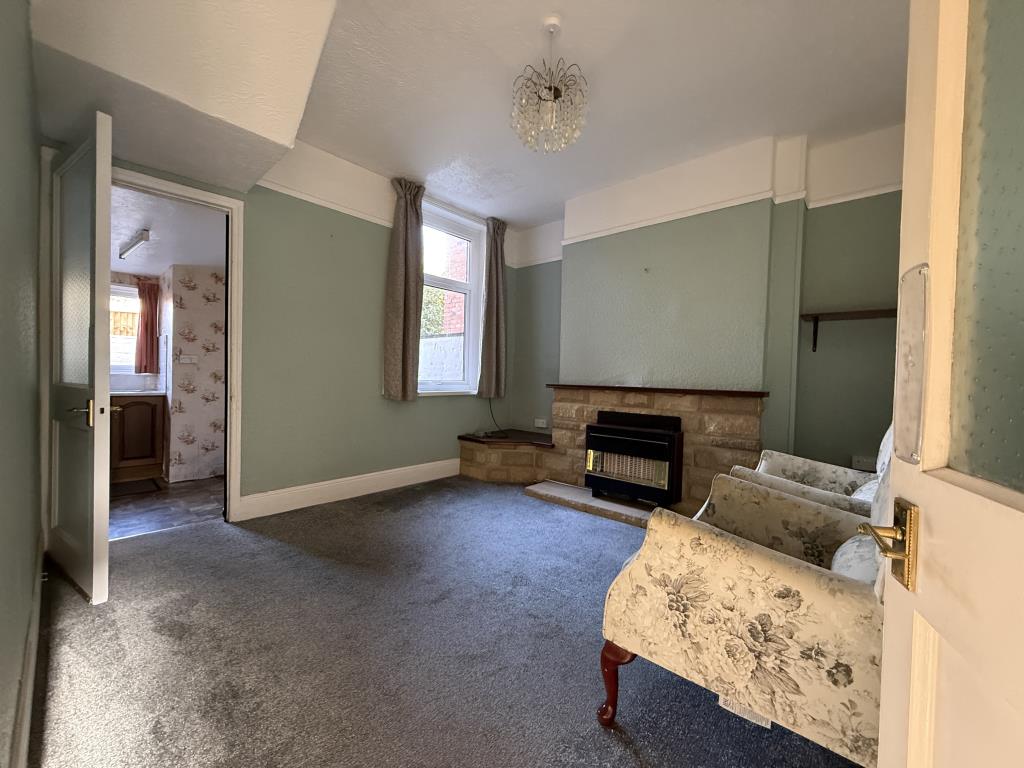 Lot: 132 - TWO-BEDROOM HOUSE FOR IMPROVEMENT - Dining room